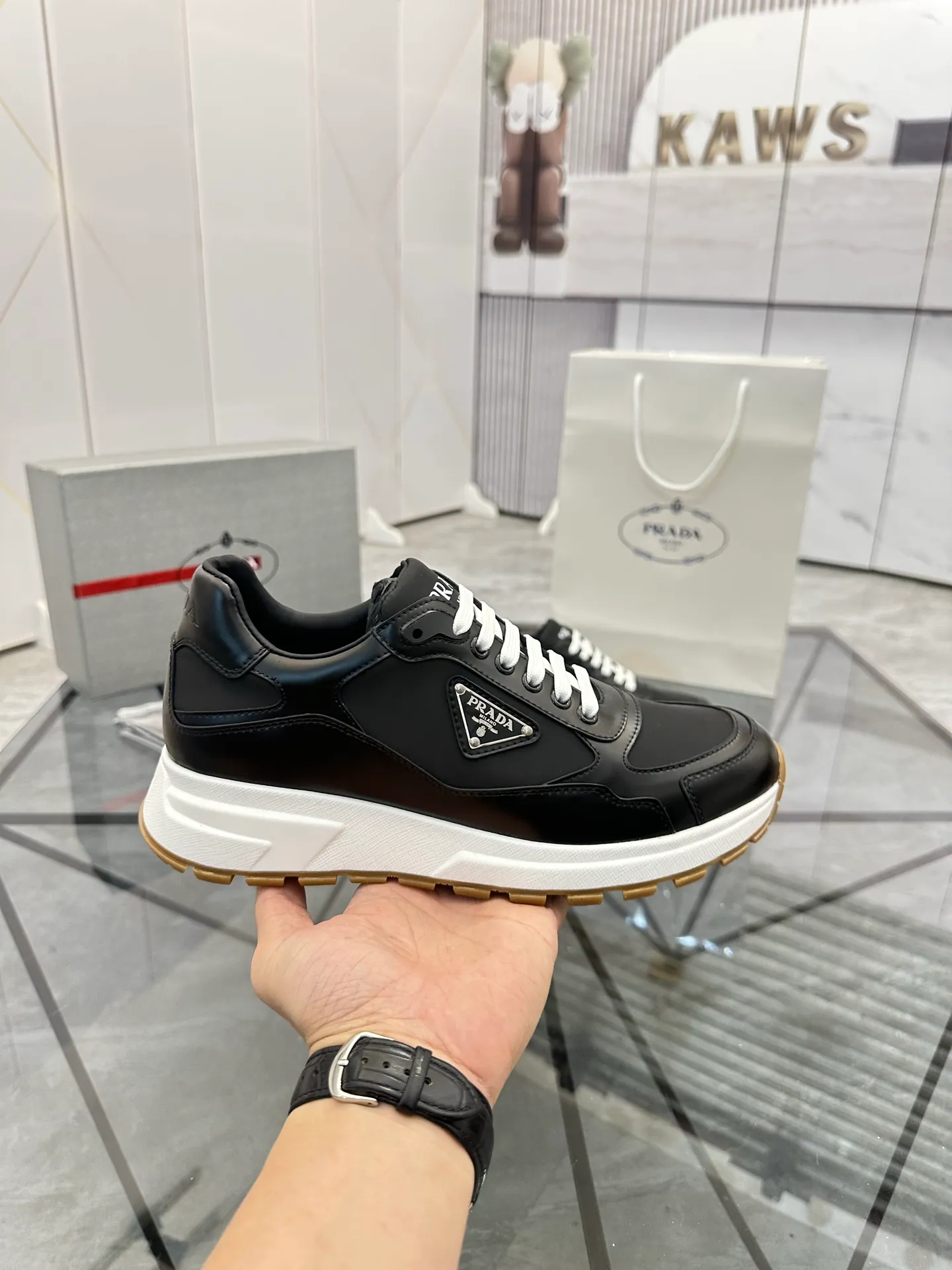 Men's shoes: 💰P580¥ High-end top quality Product trademark: Prada *"Prada*" low-top casual shoes Regular size: 38-45 (can be customized to 46) Product materials: imported first-layer cowhide stitching breathable mesh upper, water-dyed cowhide lining, cowhide foot pads, original ultra-light foam outsole. No.: 001